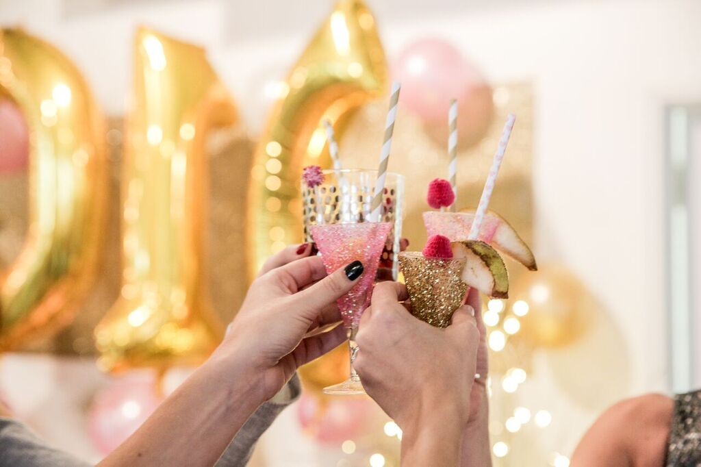 Add a little sparkle and glam to your party, wedding, or bridal shower with these Easy DIY Glitter Champagne Flutes via Sarah Sofia Productions